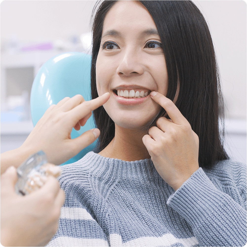 Paciente showing smile to dentist